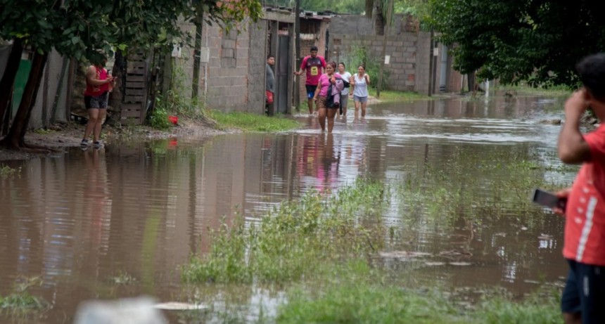 El Municipio capitalino despliega un operativo con 100 operarios y camiones Vactor en los barrios m&aacute;s afectados por la tormenta