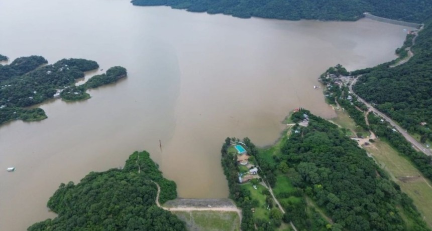El dique El Cadillal libera agua al m&aacute;ximo: crece el r&iacute;o Sal&iacute; y preocupa a las poblaciones aguas abajo