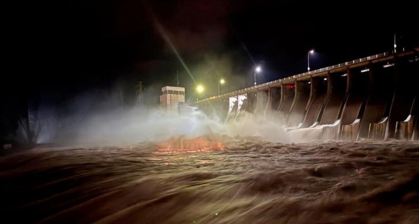 Crecida del r&iacute;o en Termas de R&iacute;o Hondo: la intendenta confirm&oacute; evacuaciones y prepara refugios ante el avance del agua