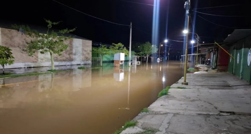 La crecida del R&iacute;o Dulce aneg&oacute; calles en Termas de R&iacute;o Hondo y desat&oacute; operativos de evacuaci&oacute;n nocturnos