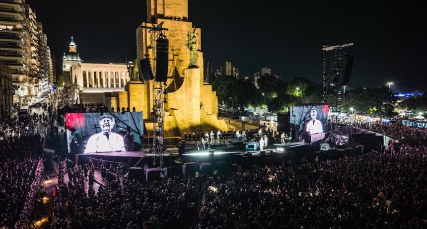 Fito P&aacute;ez reuni&oacute; a 300 mil personas en un hist&oacute;rico recital gratuito frente al Monumento a la Bandera