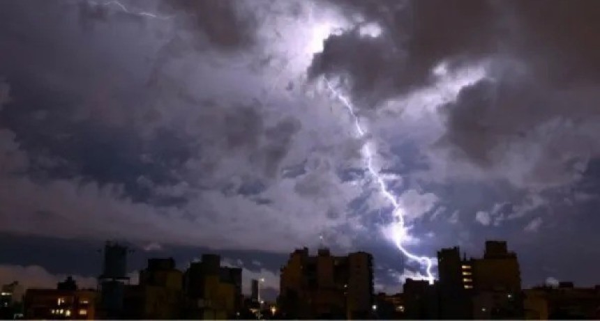 Alerta amarilla por tormentas: el SMN advierte sobre fen&oacute;menos severos para esta noche en Tucum&aacute;n