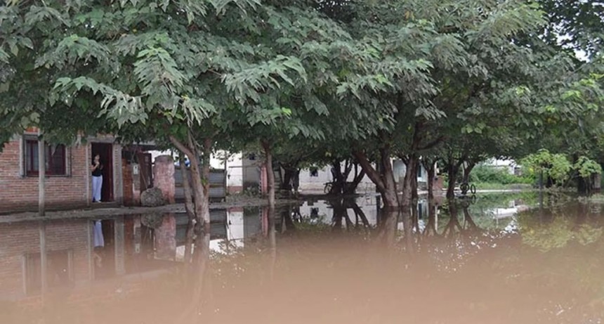 Nuevas lluvias complicaron a La Madrid: anegamientos en barrios pero el centro se mantiene estable