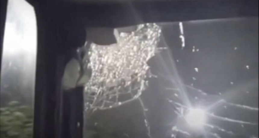 Ataque a un colectivo en la autopista Tucum&aacute;n-Famaill&aacute;: una piedra impact&oacute; contra el parabrisas y pas&oacute; a cent&iacute;metros del conductor