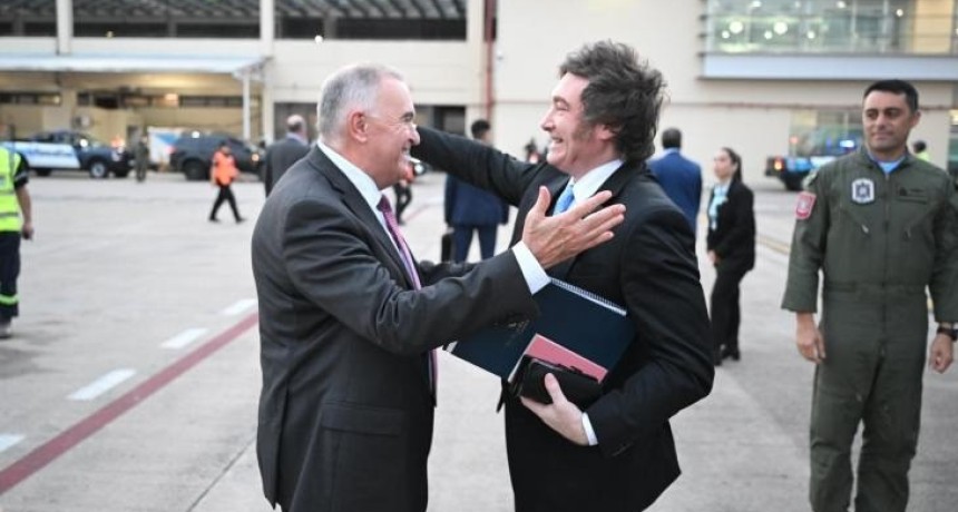 Javier Milei lleg&oacute; a Tucum&aacute;n para participar del FENOA y fue recibido por el gobernador Osvaldo Jaldo