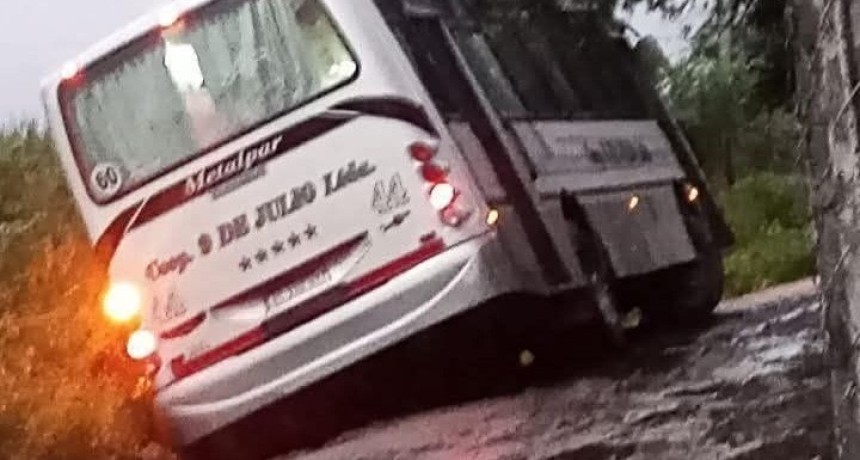 Un colectivo escolar qued&oacute; atrapado en el barro en Los Gucheas y los estudiantes perdieron la jornada: los vecinos lo rescataron con tres tractores