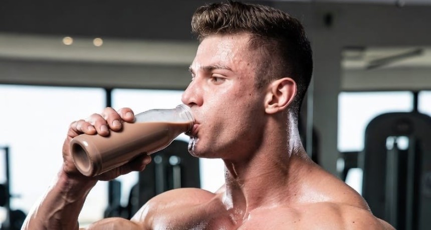 Leche con chocolate y entrenamiento: un estudio revela mejoras en fuerza y masa muscular en solo 8 semanas