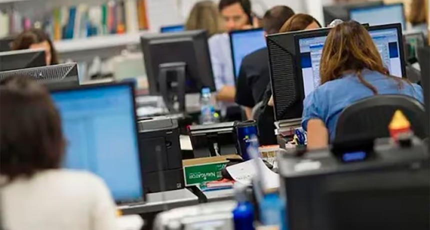 El Gobierno oficializ&oacute; aumentos salariales escalonados para empleados p&uacute;blicos con vigencia retroactiva