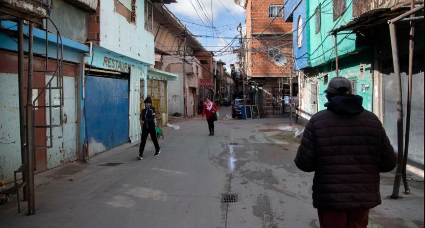 Las 10 ciudades con mayor pobreza de Argentina: Concordia lidera con 49,9% mientras la media nacional baj&oacute; a 28,2%