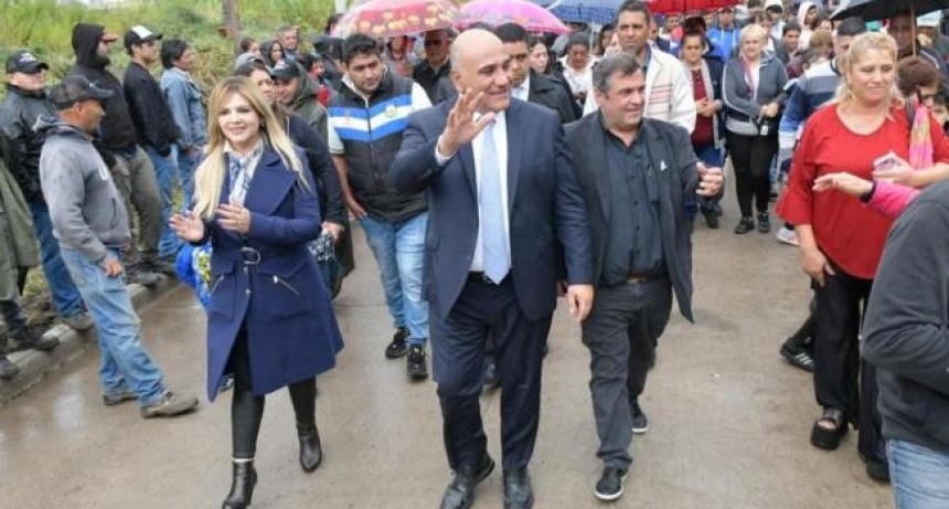 El Gobierno inauguró pavimento en Colonia 3 de Lules