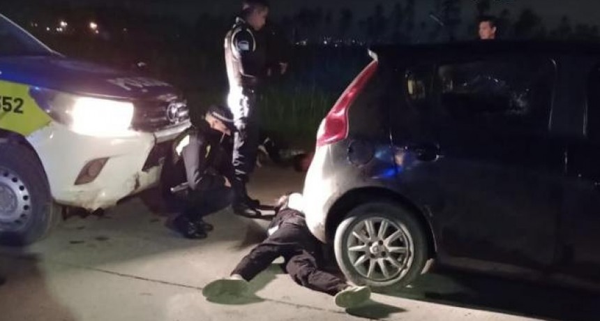 Tras una persecución, aprehenden a cuatro personas que llevaban marihuana en su auto