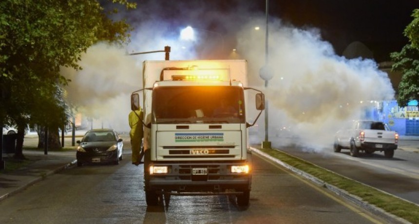 San Miguel de Tucumán: un camión fumigador recorre la ciudad para combatir al mosquito del dengue