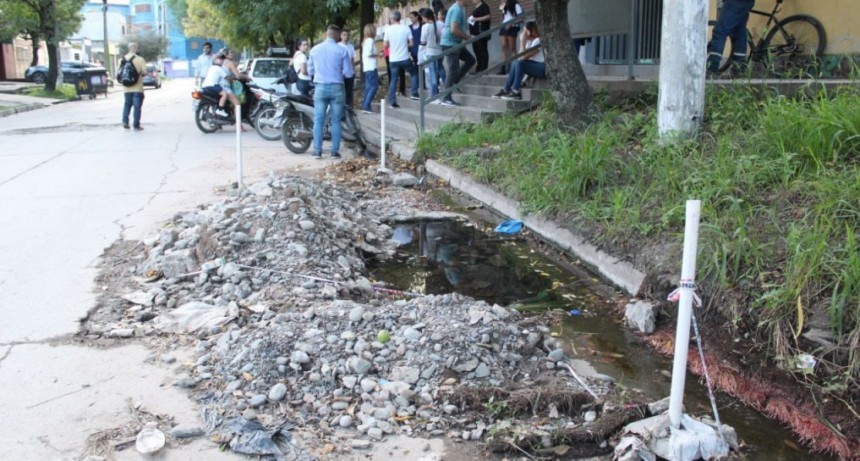La SAT dejó un “cráter" frente a una escuela hace dos años, denunciaron Elías de Pérez y Canelada