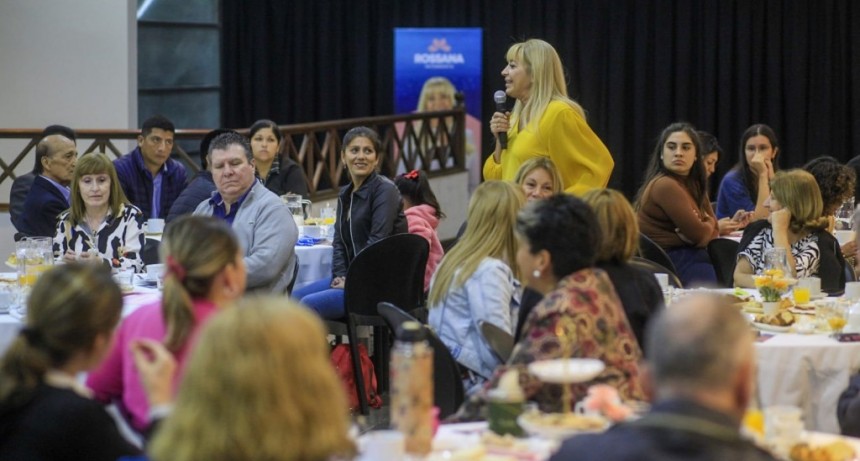 Rossana Chahla compartió un encuentro con vecinos en un salón del Hipódromo de Tucumán