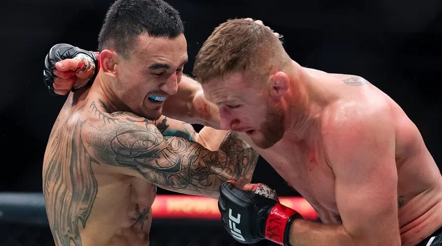 Video: Max Holloway le propinó un tremendo KO a Justin Gaethje en el UFC 300