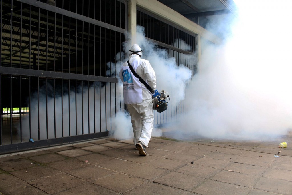Trabajan en fumigación y descacharreo para prevenir el Dengue en escuelas de la provincia