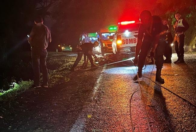 San Javier: Rescataron a ocupantes de una camioneta que cayó al precipicio