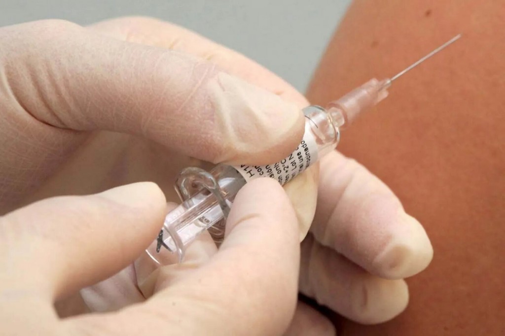Ordenan la vacunación a una niña cuyos padres son antivacunas