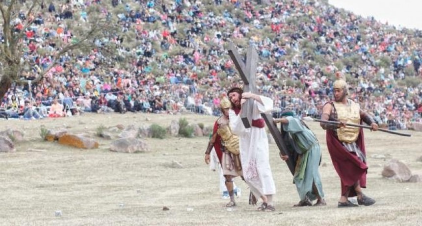 Una multitud revivi&oacute; La Pasi&oacute;n en el imponente paisaje de Taf&iacute; del Valle