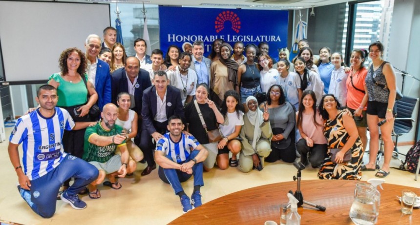 La delegaci&oacute;n francesa de Cestoball visit&oacute; la Legislatura