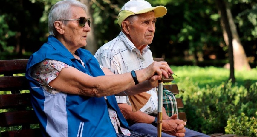Fijan proporcional para cobrar el aumento y tope al bono de $70.000 en abril para jubilados