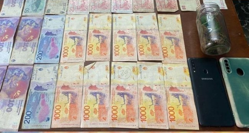 El Manantial: efectivos policiales secuestraron una moto, marihuana y dinero