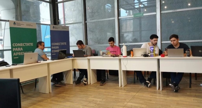 Alumnos de la UNT participaron del Hackaton 4.0