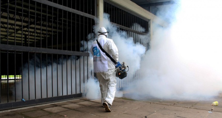Trabajan en fumigación y descacharreo para prevenir el Dengue en escuelas de la provincia