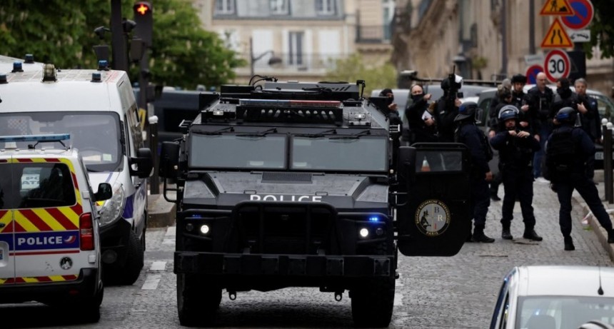 Un hombre amenaza con hacer explotar un artefacto en París
