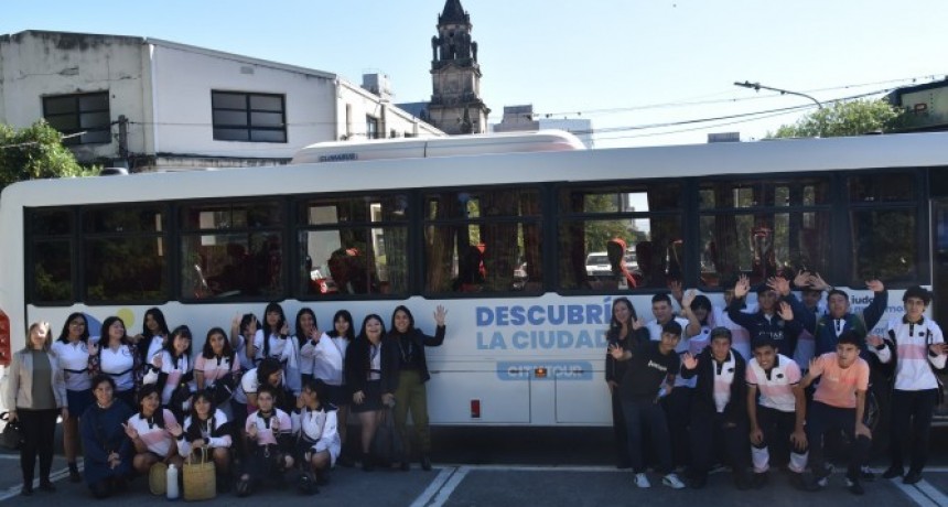 Alumnos de escuelas municipales se suben al Bus Turístico para recorrer la ciudad y conocer su historia