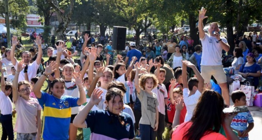 El Parque Guillermina albergó los festejos por el cumpleaños de la Escuela Gabriela Mistral y el Día de la Tierra