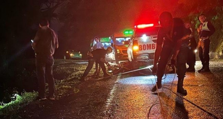 San Javier: Rescataron a ocupantes de una camioneta que cayó al precipicio