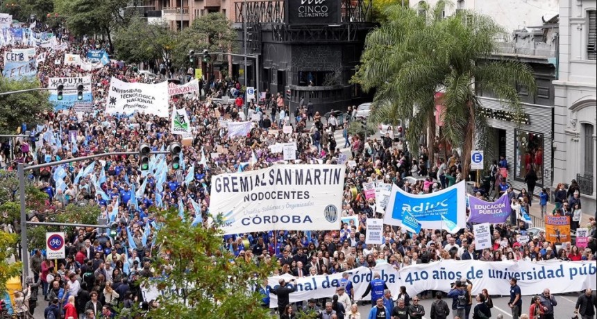 ¿Qué dice el documento completo leído en la marcha universitaria?