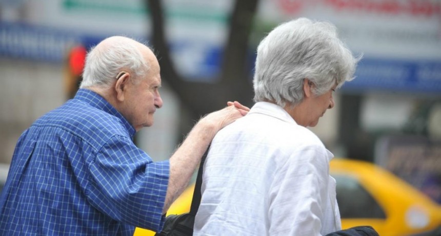Consultores aseguran que el 35% del ajuste del gasto público recayó en los jubilados