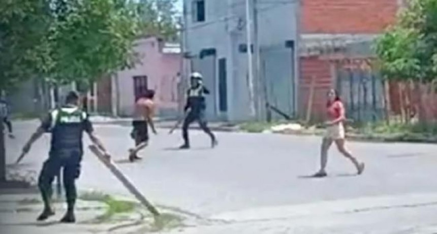 Fue condenado a dos años de cárcel por agredir a policías