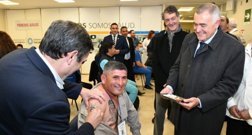 Con la presencia de Jaldo comenzó la vacunación contra el Dengue