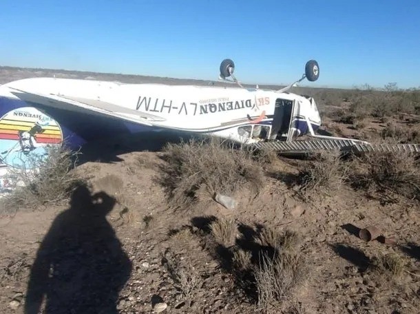 Tragedia aérea en Río Negro: muere un hombre y dos quedan graves al caer avioneta de paracaidismo