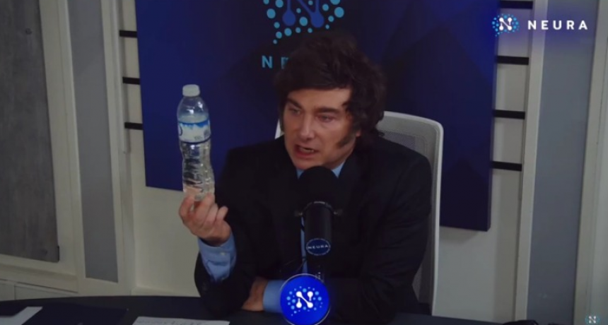 Javier Milei explicó la lógica del precio con una botella de agua