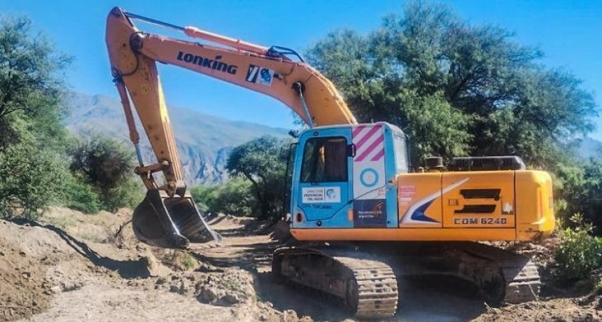 Realizan trabajos de encauce en el Río Santa María