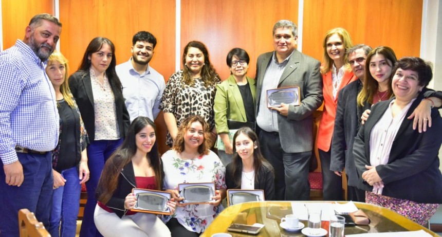 Distinguen a estudiantes que crearon un sistema para prevenir muertes súbitas en recién nacidos