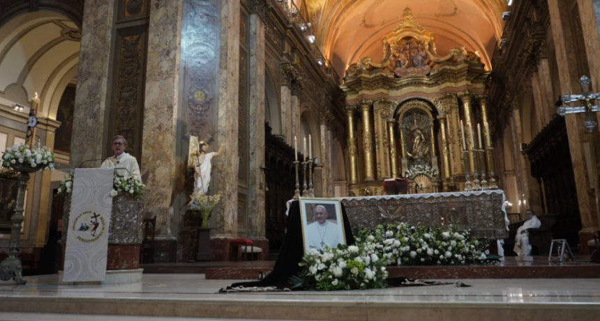 Ausencia oficial en la misa por el Papa Francisco: el Gobierno no envió representantes