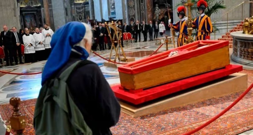 La monja que desafió el protocolo: el emotivo adiós de Geneviève, la amiga transgresora del papa Francisco