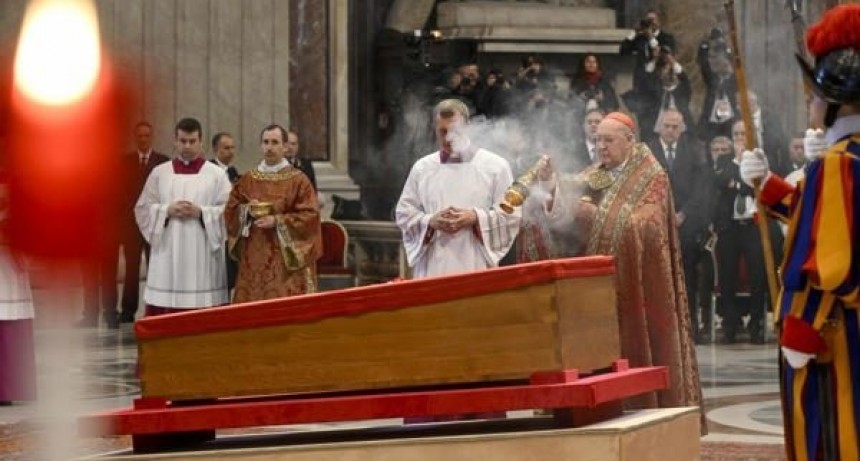 El cardenal Farrell presidirá el cierre del féretro del papa Francisco este viernes en la Basílica de San Pedro