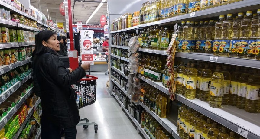 Empresas frenan aumentos de hasta 12%: esperan estabilidad cambiaria antes de aplicar nuevas listas