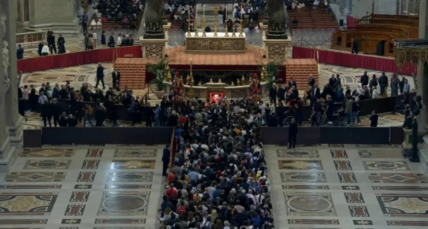 Multitudinario adiós: 250 mil personas desfilaron ante el féretro del papa Francisco en un solo día