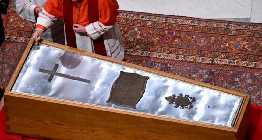 El Vaticano despide al papa Francisco: imágenes del féretro sellado y los últimos ritos privados
