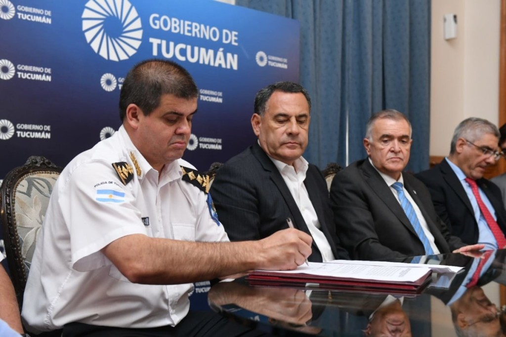 Aumento salarial para la Polic&iacute;a y el Servicio Penitenciario de Tucum&aacute;n: el Gobierno oficializ&oacute; una recomposici&oacute;n del 11%