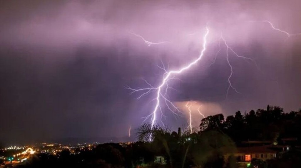 Alerta amarilla por tormentas en Tucum&aacute;n para esta noche: el SMN advierte por lluvias intensas y actividad el&eacute;ctrica