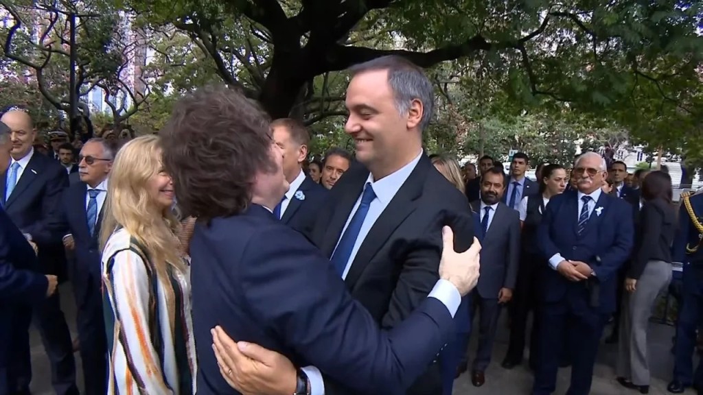 Javier Milei mostr&oacute; un fuerte respaldo a Manuel Adorni en el acto por Malvinas en medio de las causas judiciales contra el jefe de Gabinete