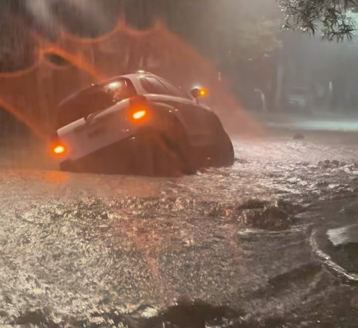 Lluvias torrenciales en San Miguel de Tucum&aacute;n: el agua cubri&oacute; calzadas y veredas en varios puntos de la ciudad